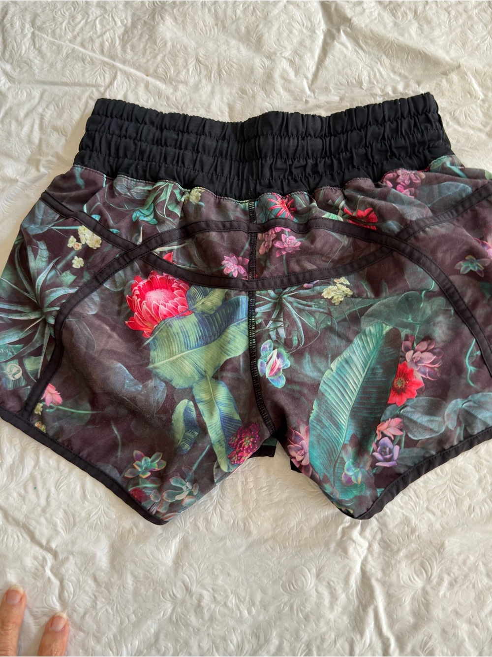 Lululemon Vintage Floral Running Shorts Size 6 Lined - Picture 3 of 7